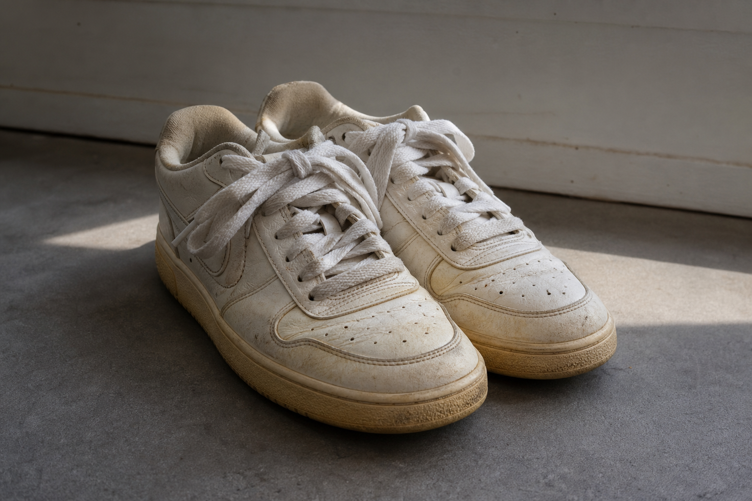 Pourquoi les baskets blanches jaunissent-elles avec le temps ?